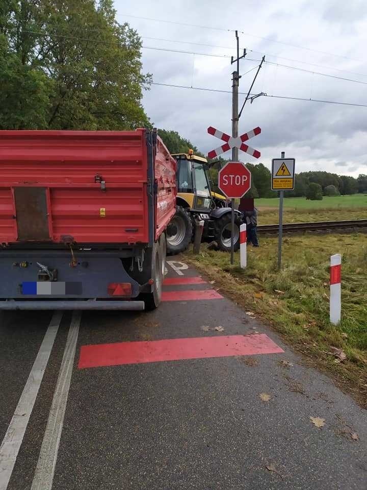 Wypadek w Mirowszczyźnie w gminie Rudniki. Pociąg uderzył w traktor. Jedna osoba ranna