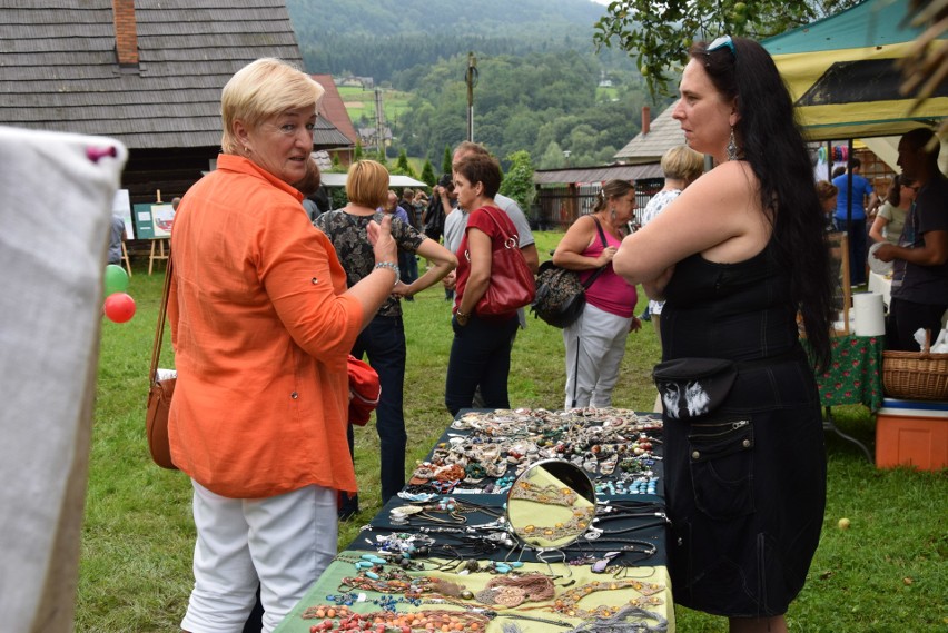 Szymbark. XV Panorama Kultur. W skansenie głośno gra muzyka, jest mnóstwo ludzi, są stoiska z rękodziełem, gospodynie częstują pysznościami