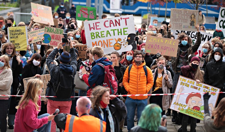 Kraków. Młodzieżowy Strajk Klimatyczny pod Muzeum Narodowym. "Apelujemy o traktowanie obecnego kryzysu poważnie"