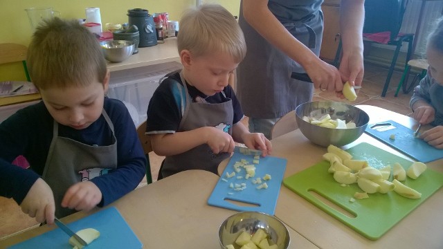 Na warsztatach „Zdrowe gotowanie” nauka krojenia jabłek