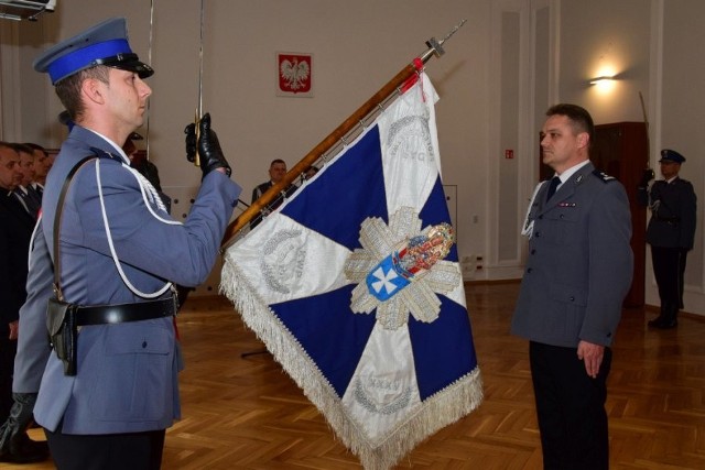 Podkarpaccy policjanci powitali dziś nowego Komendanta. Młodszy inspektor Henryk Moskwa decyzją Ministra Spraw Wewnętrznych i Administracji został powołany na stanowisko Komendanta Wojewódzkiego Policji w Rzeszowie. Młodszy inspektor Henryk Moskwa urodził się w 1973 roku w Pruchniku. Jest absolwentem Wydziału Prawa i Administracji Wyższej Szkoły Prawa i Administracji. We wrześniu 1992 r. rozpoczął służbę w Policji i naukę w Wyższej Szkole Policji w Szczytnie. Po jej ukończeniu w 1996 r. trafił do pionu kryminalnego jarosławskiej komendy. Z tą jednostką związał swoje zawodowe życie. Najpierw pracował jako asystent i specjalista, potem zajmował stanowiska kierownicze. W latach 2009-2015 był naczelnikiem wydziału kryminalnego, a od listopada 2015 r. zastępcą komendanta powiatowego w Jarosławiu. Od stycznia 2016 r. był Komendantem Powiatowym Policji w Jarosławiu. W tym roku został odznaczony srebrnym medalem "Za długoletnią służbę".zobacz też:  Policjanci poszkodowani w wypadku w Przemyślu