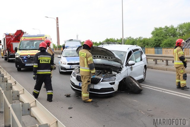 Zderzenie dwóch samochodów w Opolu. Jedna osoba trafiła do szpitala.