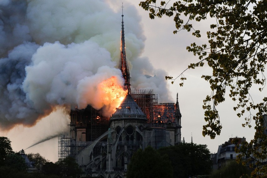 Francja: Pożar katedry Notre Dame w Paryżu NA ŻYWO [ZDJĘCIA Z WNĘTRZA] Spłonął dach katedry ZNISZCZENIA Katedra zostanie odbudowana