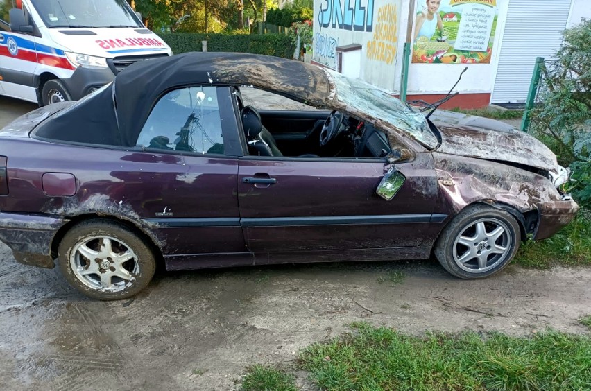 Dachowanie samochodu na obrzeżach Wrocławia. Kierowca trafił do szpitala (ZDJĘCIA)