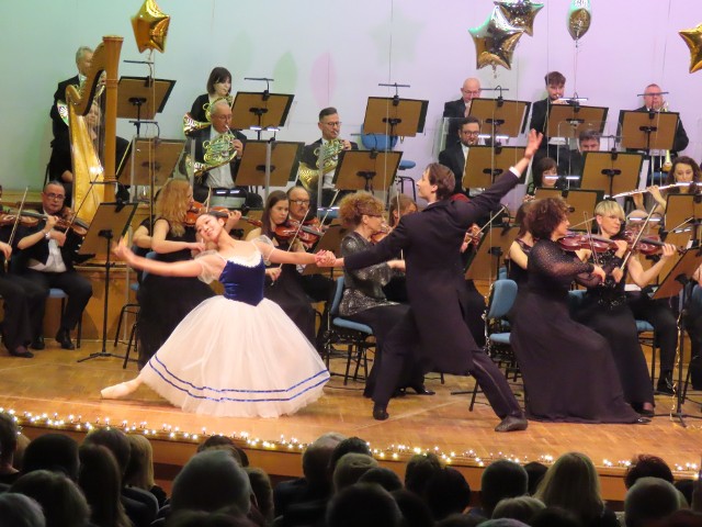 W finale pojawili się także młodzi tancerze, a na bis, niczym w Wiedniu, zabrzmiał "Marsz Radeckiego" - Johanna Straussa (ojca).