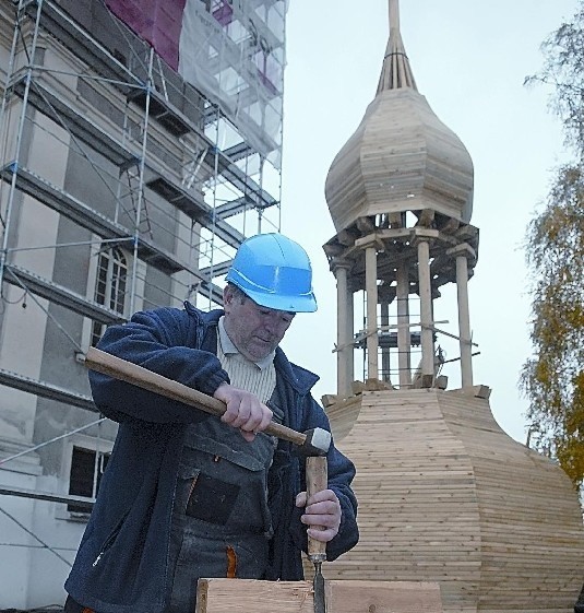 Na ziemi trwają jeszcze prace wykończeniowe przy budowie drewnianej kopuły. Jednym z realizatorów jest Andrzej Wasyl z poznańskiej firmy Orlikon (fot. Krzysztof Kubasiewicz)