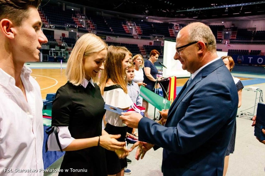 Starosta Mirosław Graczyk docenił sportowców z powiatu