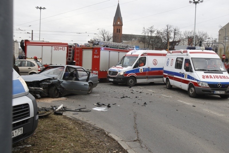Groźny wypadek na skrzyżowaniu ul. Przybyszewskiego i al. Rydza-Śmigłego! [FILM, zdjęcia]