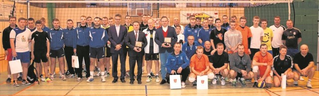 Pamiątkowe zdjęcie uczestników IV Mikołajkowego Turnieju Piłki Siatkowej Mężczyzn o Puchar burmistrza Staszowa z zaproszonymi gośćmi. Rywalizowało osiem drużyn. 