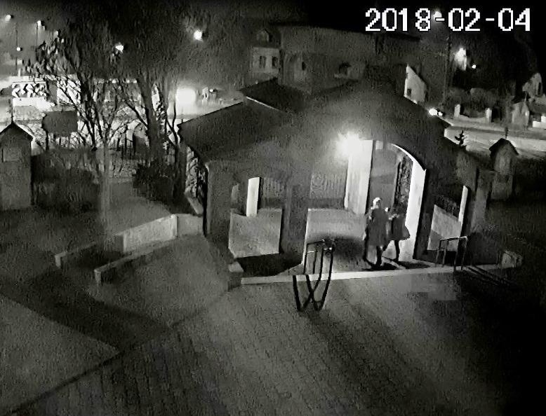 Brzeszcze. Policja poszukuje pary wandali, którzy na drzwiach kościoła św. Urbana wysmarowali wulgarne napisy