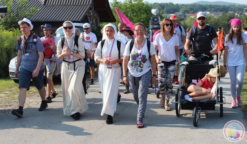 Pielgrzymka diecezji kieleckiej w drodze na Jasną Górę. Pątnicy pokonali czwarty etap [DUŻO ZDJĘĆ]