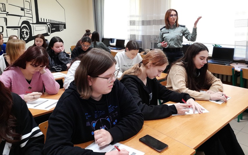 Tarnobrzeg. Uczniowie "Rolnika" na zajęciach z funkcjonariuszami Izby Administracji Skarbowej uczyli się musztry i zasad dobrej komunikacji
