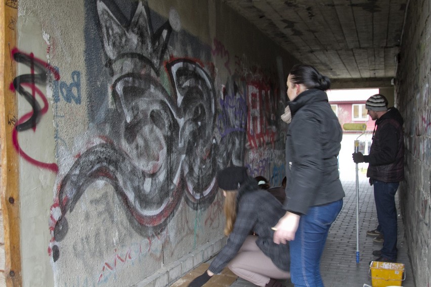 Kraków. Mieszkańcy os. Kliny walczą z graffiti na własną rękę [ZDJĘCIA]