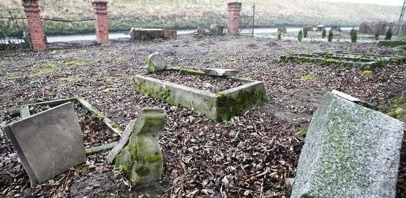 Większość przydrożnych cmentarzy mennonickich, jak ten w Bratwinie (na zdjęciu) wygląda podobnie - niewiele z nich zostało. Ale są w lasach ukryte nekropolie, gdzie można znaleźć marmurowe stelle, a nawet drewniane perły sprzed rozbiorów Polski.