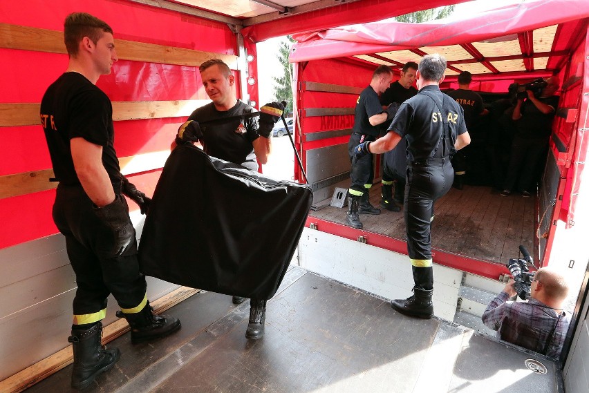 Strażacy ze Szczecina pomogą uchodźcom. Wiozą łóżka do Niemiec