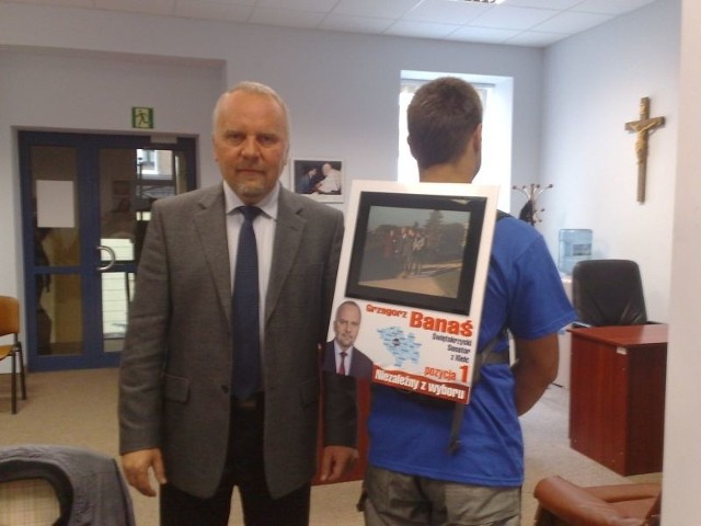 Senator niezależny Grzegorz Banaś prezentuje swój wyborczy gadżet &#8211; plecak multimedialny.