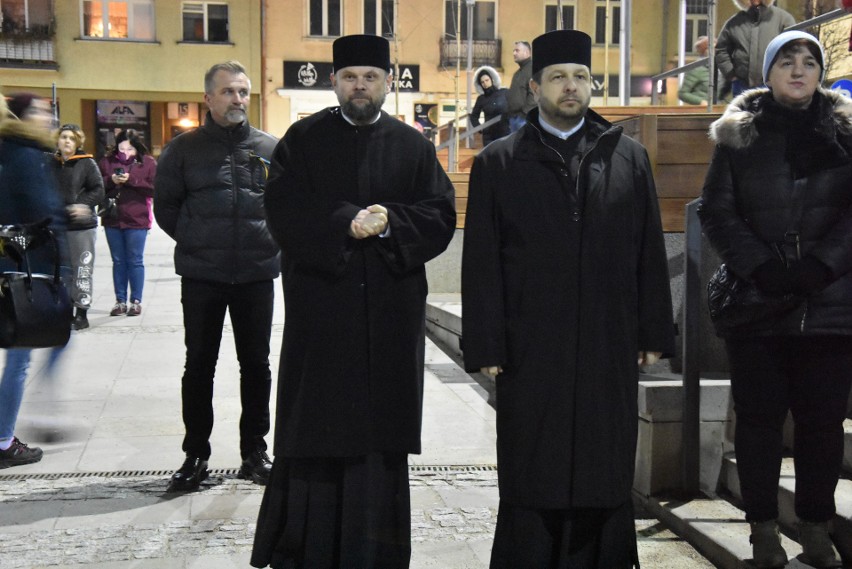 Gorliczanie przyszli na rynek, by zaprotestować przeciwko rosyjskiej inwazji na Ukrainę. Wybrzmiało stanowcze: stop szaleństwu wojny! 