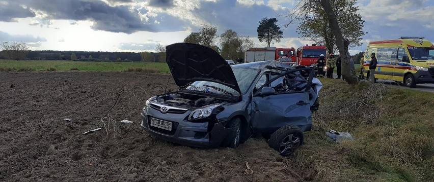 Wincenta. Wypadek na drodze powiatowej. Hyundai uderzył w drzewo. Kierowca ranny [ZDJĘCIA]