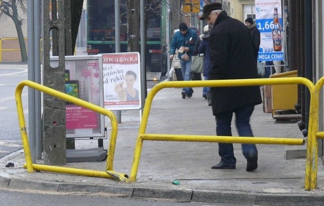 Styczeń 2014. Uszkodzone barierki przy wjeździe do rynku ulicą Sienkiewicza.