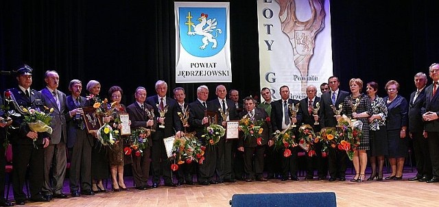 Wyróżnieni i nagrodzeni Złotymi Gryfami oraz przedstawiciele władz powiatowych.