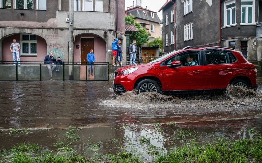 Spadnie śnieg? Przed nami załamanie pogody! Silny wiatr, burze i "lodowe bryłki" - to czeka nas w najbliższym czasie. Niż Ignaz w Polsce 