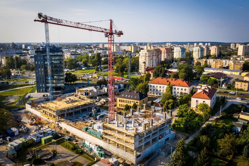 Nad Brdą w Bydgoszczy rośnie osiedle Aura Towers. Stan...