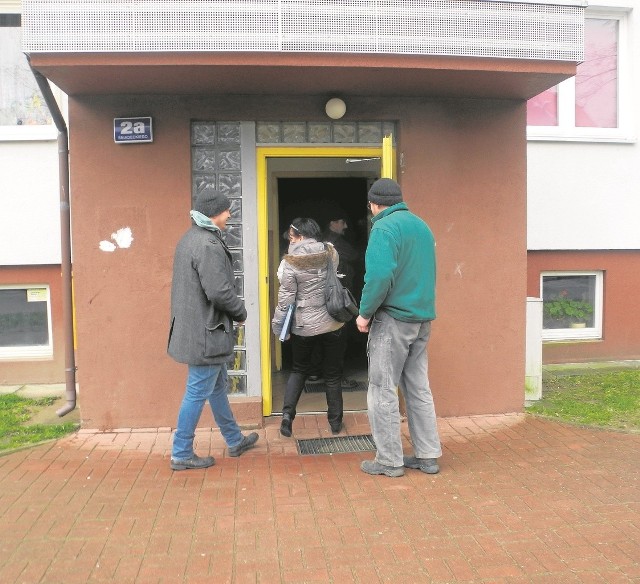 Rodzina, która mieszkała w tym bloku kilka razy dostawała szansę na uniknięcie eksmisji. Lokatorzy dobrowolnie zdali klucze