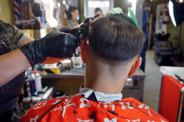 21.05.2020 lublin orla 8 fryzjer barber shop trwa masowe zapisywanie sie do fryzjerowfryzjer pandemia koronawirus srodki dezynfekcja ochrona maseczka przylbica fot. malgorzata genca / polska press