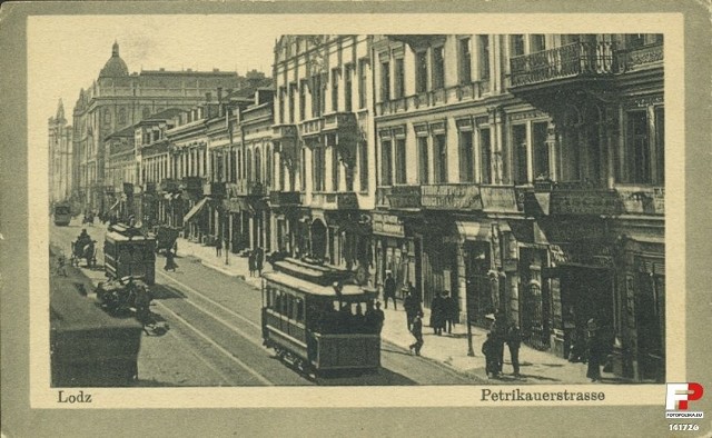 13 stycznia 1907 Mani Hendlisz, pradziadek reżysera Jana Jakuba Kolskiego otworzył kino „Théâtre Optique Parisien” przy ul. Piotrkowskiej 15 w Łodzi. Na zdjęciu Piotrkowska z kamienicą pod tym numerem, początek XX w.