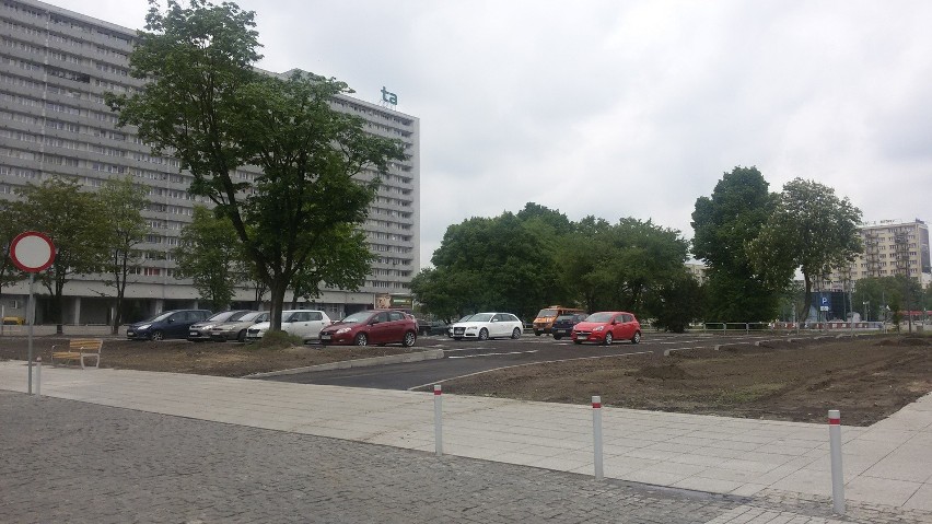 Parking na działce po wyburzonym pałacu ślubów w Katowicach