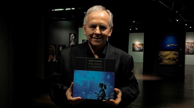 Marka Chełminiaka, który będzie podpisywać swój album „Pół wieku z fotografią”, spotkamy 14 maja o godz. 18 w Galerii Sztuki Nowoczesnej na jubileuszowej wystawie artysty „Jestem, kim jestem, gdzie jestem”