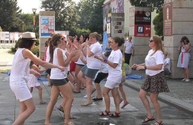Studenci zachęcali do tańca na placu Artystów
