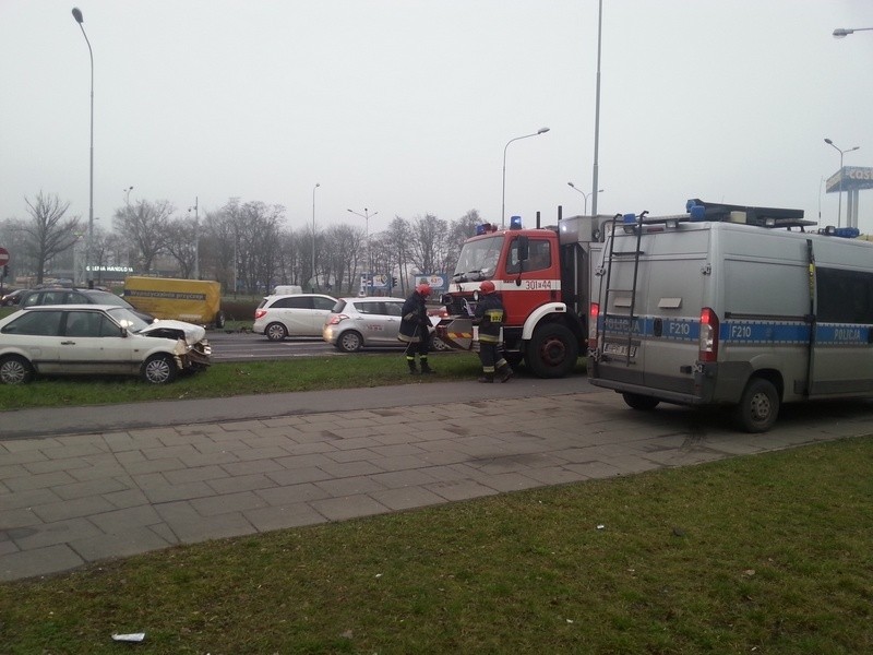 Wypadek na rondzie Biłyka. Volkswagen uderzył w autobus MPK