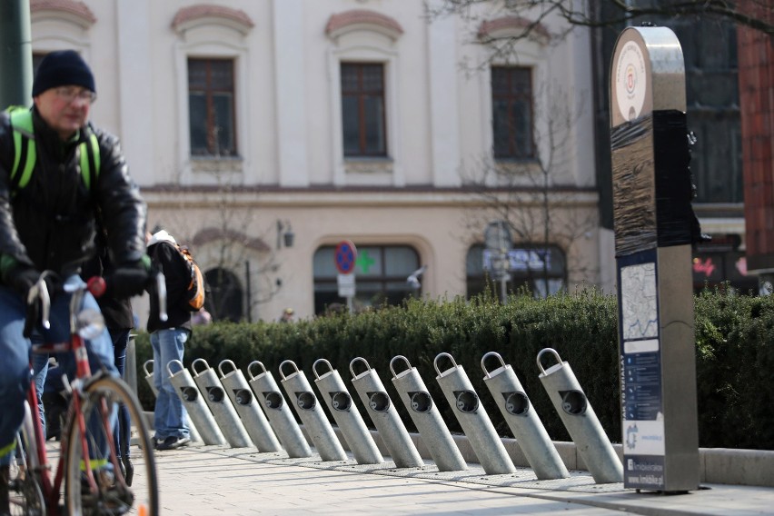 Kraków. Puste stojaki na rowery. Inne miasta rozwijają wypożyczalnie