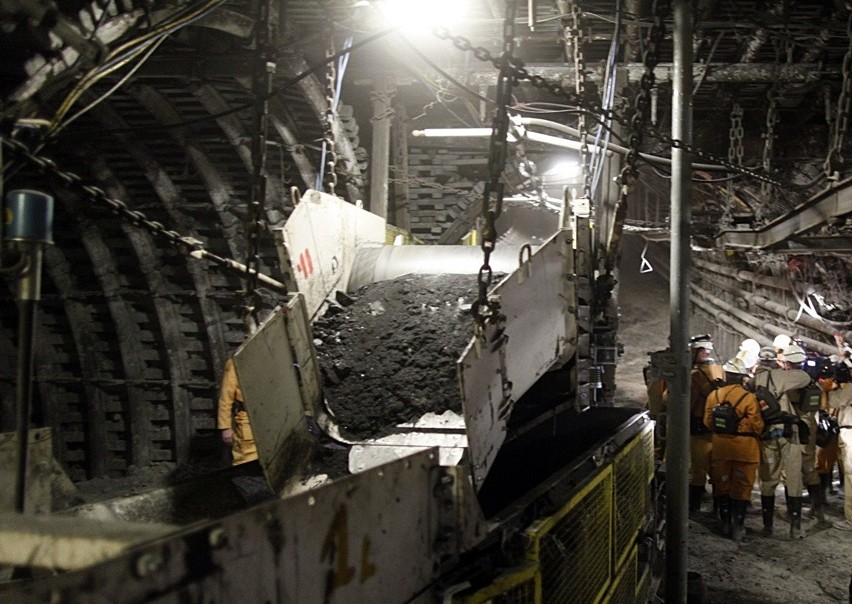 Wypadek górników w KWK Sośnica. Karetki zabrały...