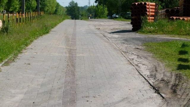 Zniszczona droga rowerowa na ul. Warszawskiej ma się zamienić w szeroką aleję, dla pieszych i rowerzystów.
