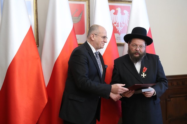 Wojewoda wręczył odznaki zasłużonym mieszkańcom województwa łodzkiego