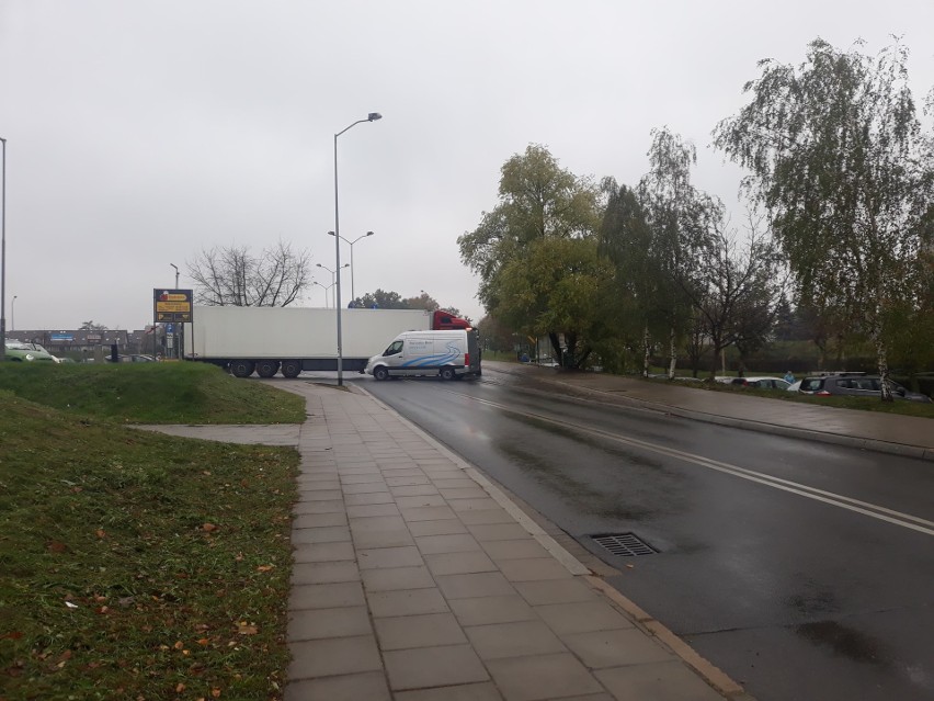 TIR stoi w poprzek drogi. Są utrudnienia na ul. Roztockiej i Warcisława 