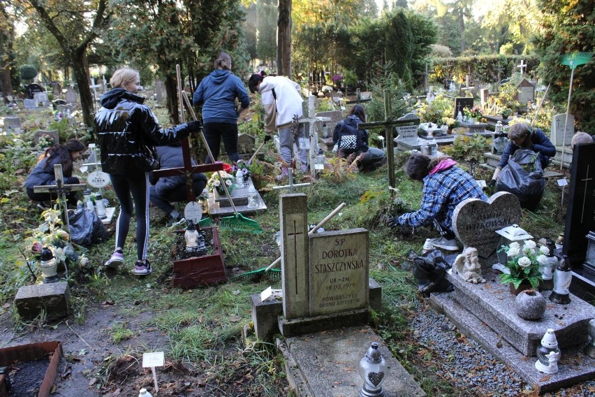 Sprzątanie grobów na Cmentarzu Komunalnym w Koszalinie