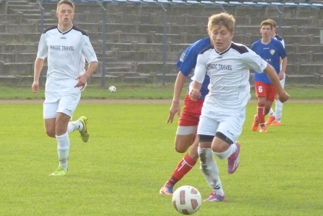 Młodzi gracze Akademii Piłkarskiej Kotwicy (białe stroje) wygrali w Koszalinie z Gwardią i zmniejszyli swoją stratę do lidera.