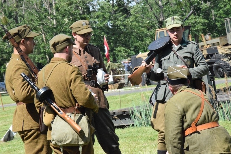 Rekon 2017. Grupy rekonstrukcji i sprzęt militarny we Wrocławiu