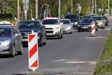 Wrocław: Na Ślężnej dziś tylko jednym pasem. Trwa szybki remont kierowcy staną w korkach (ZDJĘCIA)