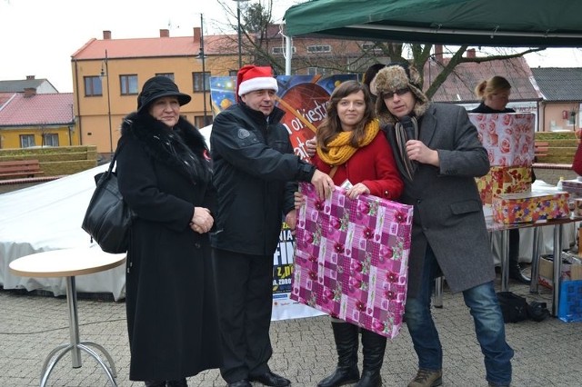 Nagrodę z rąk burmistrza Skaryszewa Ireneusza Kumięgi, w imieniu rodziców, odbiera Patrycja Celi. Z lewej: Urszula Gowin, Przewodnicząca Rady Miejskiej. Z prawej dyrektor Mirosław Sienkiewicz.