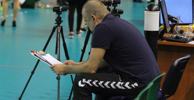 Trener Dariusz Daszkiewicz długo po spotkaniu analizował meczowe statystyki. 