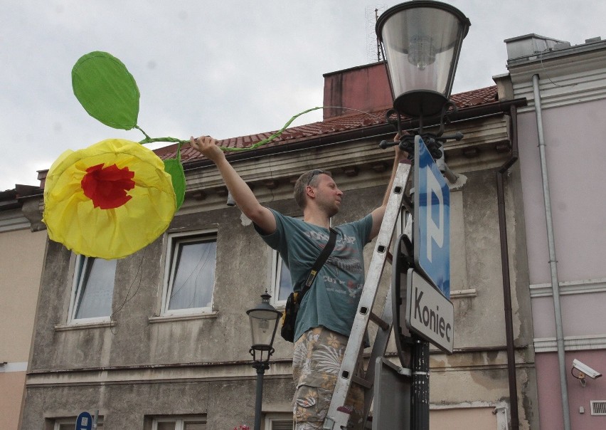 „Zaszyj rynek kwiatami” w Radomiu. Happening na Mieście Kazimierzowskim