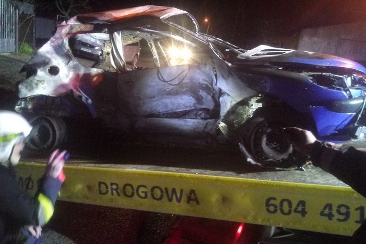 Wypadek w Rogowie na drodze krajowej 72. Rozbite samochody stanęły w ogniu [FILM]