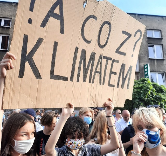 Aktywistki Młodzieżowego Strajku Klimatycznego trzymają transparent podczas wiecu Andrzeja Dudy na Rynku Kościuszki w Białymstoku