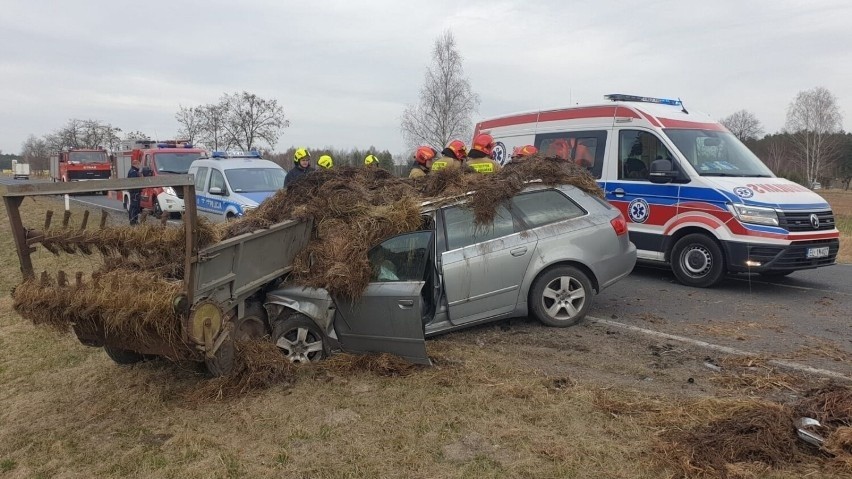 Wypadek w Borkach (gm. Gidle) na DK 91. Samochód wjechał w maszynę rolniczą [ZDJĘCIA]
