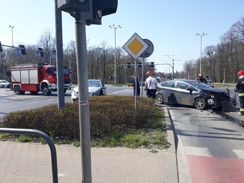 Wypadek taksówki i samochodu osobowego na Popowickiej 