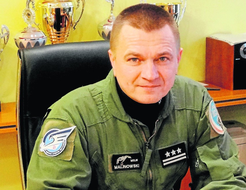 Pułkownik pilot Dariusz Malinowski w siedzibie 2. Skrzydła